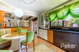 Casa à venda com 238m², 4 dormitórios, 1 suíte, 2 vagas, no bairro Ipanema em Porto Alegre