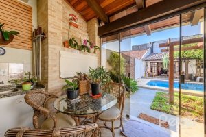 Casa à venda com 238m², 4 dormitórios, 1 suíte, 2 vagas, no bairro Ipanema em Porto Alegre