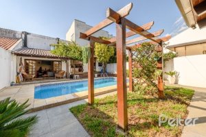 Casa à venda com 238m², 4 dormitórios, 1 suíte, 2 vagas, no bairro Ipanema em Porto Alegre