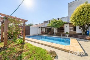 Casa à venda com 238m², 4 dormitórios, 1 suíte, 2 vagas, no bairro Ipanema em Porto Alegre