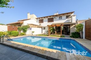 Casa à venda com 238m², 4 dormitórios, 1 suíte, 2 vagas, no bairro Ipanema em Porto Alegre