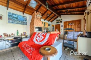 Casa à venda com 238m², 4 dormitórios, 1 suíte, 2 vagas, no bairro Ipanema em Porto Alegre