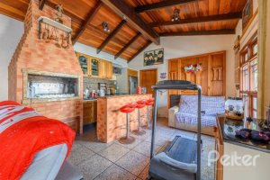 Casa à venda com 238m², 4 dormitórios, 1 suíte, 2 vagas, no bairro Ipanema em Porto Alegre