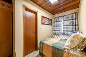 Casa à venda com 238m², 4 dormitórios, 1 suíte, 2 vagas, no bairro Ipanema em Porto Alegre