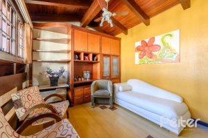 Casa à venda com 238m², 4 dormitórios, 1 suíte, 2 vagas, no bairro Ipanema em Porto Alegre