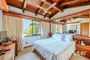 Casa à venda com 238m², 4 dormitórios, 1 suíte, 2 vagas, no bairro Ipanema em Porto Alegre