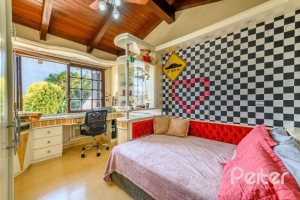 Casa à venda com 238m², 4 dormitórios, 1 suíte, 2 vagas, no bairro Ipanema em Porto Alegre