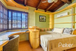 Casa à venda com 238m², 4 dormitórios, 1 suíte, 2 vagas, no bairro Ipanema em Porto Alegre