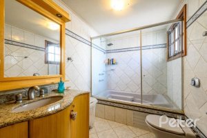 Casa à venda com 238m², 4 dormitórios, 1 suíte, 2 vagas, no bairro Ipanema em Porto Alegre