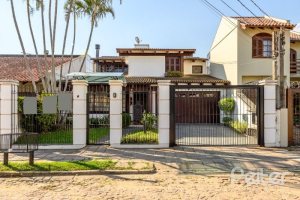 Casa à venda com 238m², 4 dormitórios, 1 suíte, 2 vagas, no bairro Ipanema em Porto Alegre