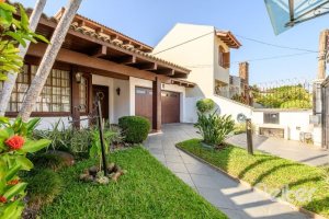 Casa à venda com 238m², 4 dormitórios, 1 suíte, 2 vagas, no bairro Ipanema em Porto Alegre