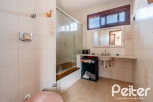 Casa à venda com 290m², 3 dormitórios, 3 suítes, 3 vagas, no bairro Ipanema em Porto Alegre