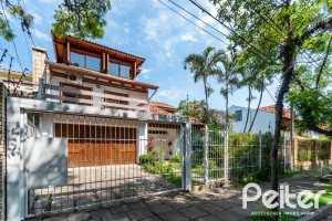 Casa à venda com 290m², 3 dormitórios, 3 suítes, 3 vagas, no bairro Ipanema em Porto Alegre