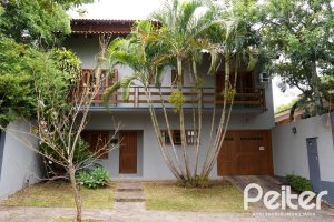 Casa à venda com 360m², 4 dormitórios, 4 suítes, 4 vagas, no bairro Tristeza em Porto Alegre