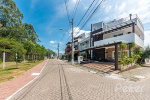 Casa em Condomínio à venda com 140m², 3 dormitórios, 1 suíte, 2 vagas, no bairro Hipica em PORTO ALEGRE