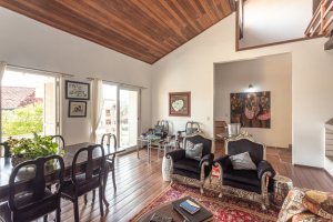 Casa à venda com 367m², 4 dormitórios, 2 suítes, 4 vagas, no bairro Jardim Isabel em Porto Alegre