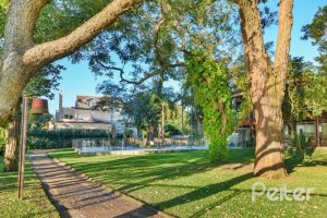 Casa em Condomínio à venda com 457m², 4 dormitórios, 4 suítes, 6 vagas, no bairro Pedra Redonda em PORTO ALEGRE