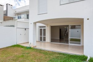 Casa em Condomínio à venda com 190m², 3 dormitórios, 1 suíte, 2 vagas, no bairro Vila Nova em PORTO ALEGRE