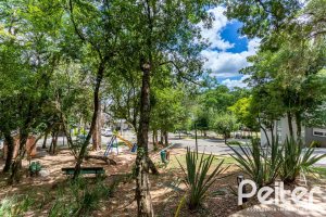 Casa em Condomínio à venda com 190m², 3 dormitórios, 1 suíte, 2 vagas, no bairro Vila Nova em PORTO ALEGRE