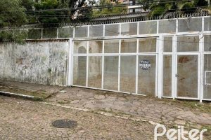 Casa à venda com 440m², 4 dormitórios, 1 suíte, 4 vagas, no bairro Tristeza em Porto Alegre