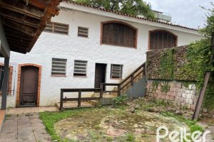 Casa à venda com 440m², 4 dormitórios, 1 suíte, 4 vagas, no bairro Tristeza em Porto Alegre