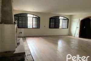 Casa à venda com 440m², 4 dormitórios, 1 suíte, 4 vagas, no bairro Tristeza em Porto Alegre