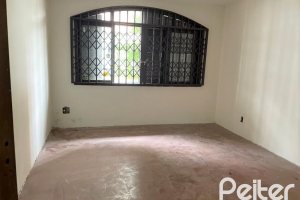 Casa à venda com 440m², 4 dormitórios, 1 suíte, 4 vagas, no bairro Tristeza em Porto Alegre