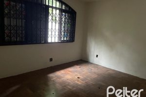 Casa à venda com 440m², 4 dormitórios, 1 suíte, 4 vagas, no bairro Tristeza em Porto Alegre