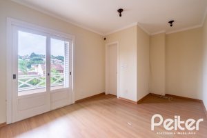 Casa à venda com 208m², 3 dormitórios, 1 suíte, 4 vagas, no bairro Ipanema em Porto Alegre