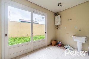 Casa à venda com 208m², 3 dormitórios, 1 suíte, 4 vagas, no bairro Ipanema em Porto Alegre