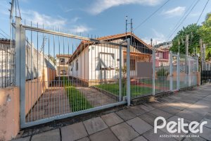 Casa à venda com 254m², 3 dormitórios, 4 vagas, no bairro Tristeza em Porto Alegre