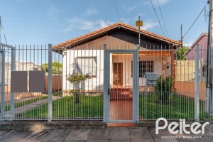 Casa à venda com 254m², 3 dormitórios, 4 vagas, no bairro Tristeza em Porto Alegre