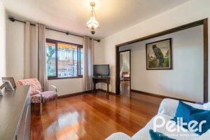 Casa à venda com 254m², 3 dormitórios, 4 vagas, no bairro Tristeza em Porto Alegre