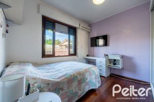 Casa à venda com 254m², 3 dormitórios, 4 vagas, no bairro Tristeza em Porto Alegre