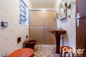 Casa à venda com 254m², 3 dormitórios, 4 vagas, no bairro Tristeza em Porto Alegre