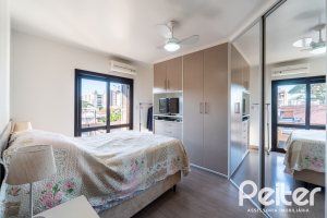 Casa à venda com 254m², 3 dormitórios, 4 vagas, no bairro Tristeza em Porto Alegre