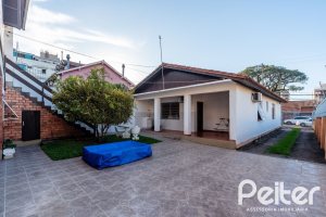 Casa à venda com 254m², 3 dormitórios, 4 vagas, no bairro Tristeza em Porto Alegre