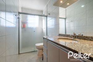 Casa à venda com 254m², 3 dormitórios, 4 vagas, no bairro Tristeza em Porto Alegre