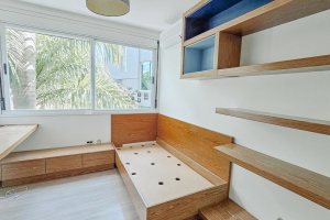 Casa em Condomínio à venda com 271m², 3 dormitórios, 1 suíte, 2 vagas, no bairro Vila Assunção em Porto Alegre