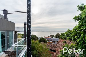 Casa em Condomínio à venda com 271m², 3 dormitórios, 1 suíte, 2 vagas, no bairro Vila Assunção em Porto Alegre