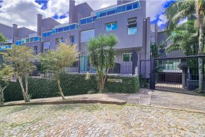 Casa em Condomínio à venda com 271m², 3 dormitórios, 1 suíte, 2 vagas, no bairro Vila Assunção em Porto Alegre