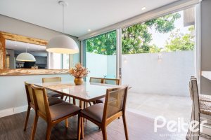 Casa em Condomínio à venda com 271m², 3 dormitórios, 1 suíte, 2 vagas, no bairro Vila Assunção em Porto Alegre