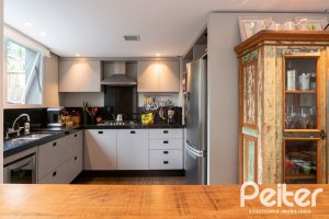 Casa em Condomínio à venda com 271m², 3 dormitórios, 1 suíte, 2 vagas, no bairro Vila Assunção em Porto Alegre