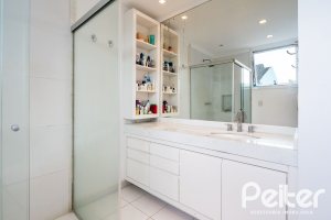 Casa em Condomínio à venda com 271m², 3 dormitórios, 1 suíte, 2 vagas, no bairro Vila Assunção em Porto Alegre