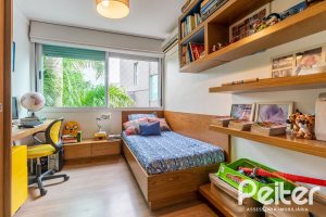 Casa em Condomínio à venda com 271m², 3 dormitórios, 1 suíte, 2 vagas, no bairro Vila Assunção em Porto Alegre