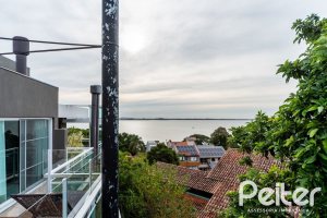 Casa em Condomínio à venda com 271m², 3 dormitórios, 1 suíte, 2 vagas, no bairro Vila Assunção em Porto Alegre