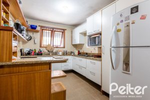 Casa à venda com 390m², 4 dormitórios, 1 suíte, 3 vagas, no bairro Santa Tereza em Porto Alegre