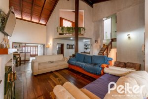 Casa à venda com 390m², 4 dormitórios, 1 suíte, 3 vagas, no bairro Santa Tereza em Porto Alegre