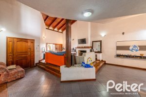 Casa à venda com 390m², 4 dormitórios, 1 suíte, 3 vagas, no bairro Santa Tereza em Porto Alegre