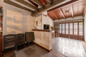 Casa à venda com 390m², 4 dormitórios, 1 suíte, 3 vagas, no bairro Santa Tereza em Porto Alegre